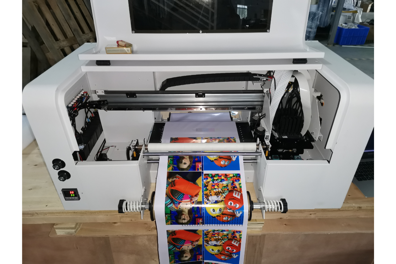 <p>La stampante Uvr A3 commercializzata da Embroidery Service consente di realizzare etichette </p>
<p>da applicare su flaconi dei materiali più comunemente impiegati nel settore beauty</p>
